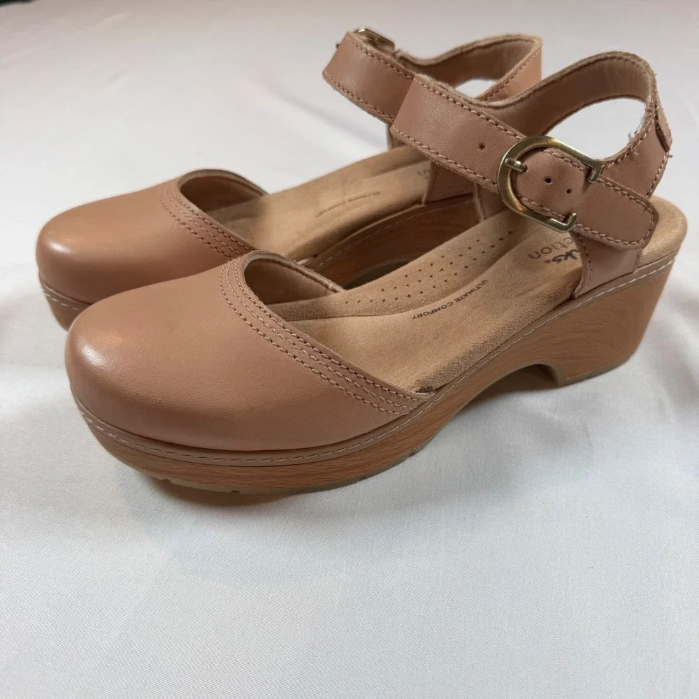 Clarks Paizlee Bay Clog Sandals 7W Tan Neutral Leather Ankle Strap Wooden Wedge
